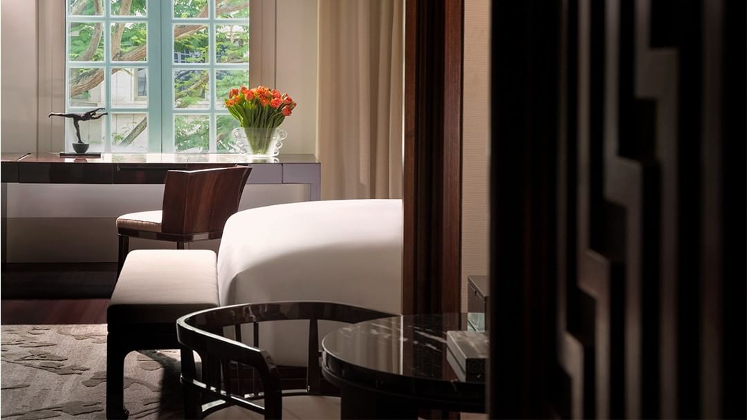 Suite at The Capitol Kempinski Hotel Singapore in rich, dark tones.  #capitolkempinski #luxuryhotel #hospitalitydesign #interiordesign #blinkdesigngroup